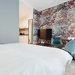 City-studio Im Innenhof Mit Boxspring-bett Und Community-raum מונסטר