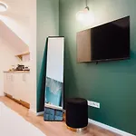 City-studio Im Innenhof Mit Boxspring-bett Und Community-raum * מונסטר