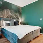 City-studio Im Innenhof Mit Boxspring-bett Und Community-raum * מונסטר