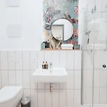 City-studio Im Innenhof Mit Boxspring-bett Und Community-raum * מונסטר