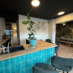City-studio Im Innenhof Mit Boxspring-bett Und Community-raum דירה *