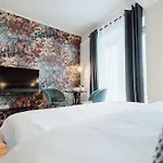 City-studio Im Innenhof Mit Boxspring-bett Und Community-raum דירה מונסטר